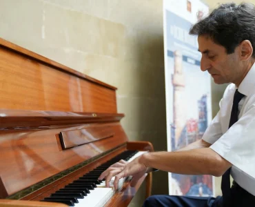 Débuter le piano après 60 ans : tous les avantages de vous y mettre à la retraite !