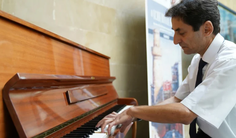 Débuter le piano après 60 ans : tous les avantages de vous y mettre à la retraite !